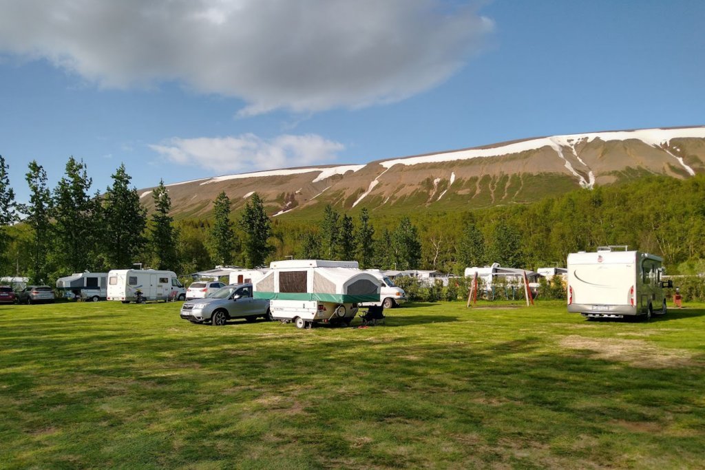 Mjög góð aðstaða fyrir ferðahýsi er í Flatagerði syðst í Vaglaskógi. Ljósmynd: Pétur Halldórsson