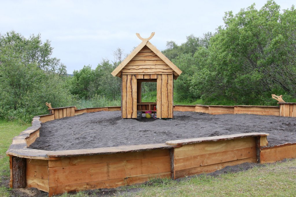 Sandkassinn og dúkkuhúsið. Ljósmynd: Pétur Halldórsson