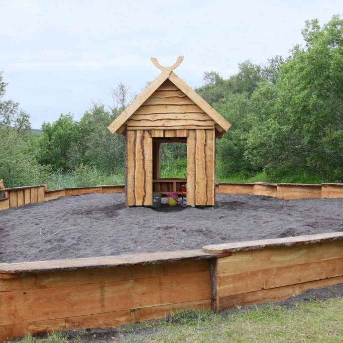 Sandkassinn og dúkkuhúsið. Ljósmynd: Pétur Halldórsson