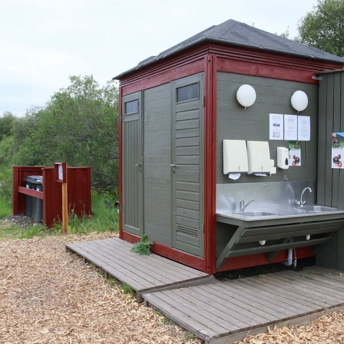 Þjónustuhús og sorpflokkun á tjaldsvæði í Vaglaskógi. Ljósmynd: Pétur Halldórsson