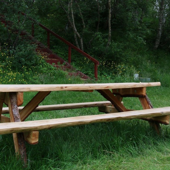 Timbur úr skóginum er notað í nytjahluti eins og þetta fallega útiborð. Ljósmynd: Pétur Halldórsson