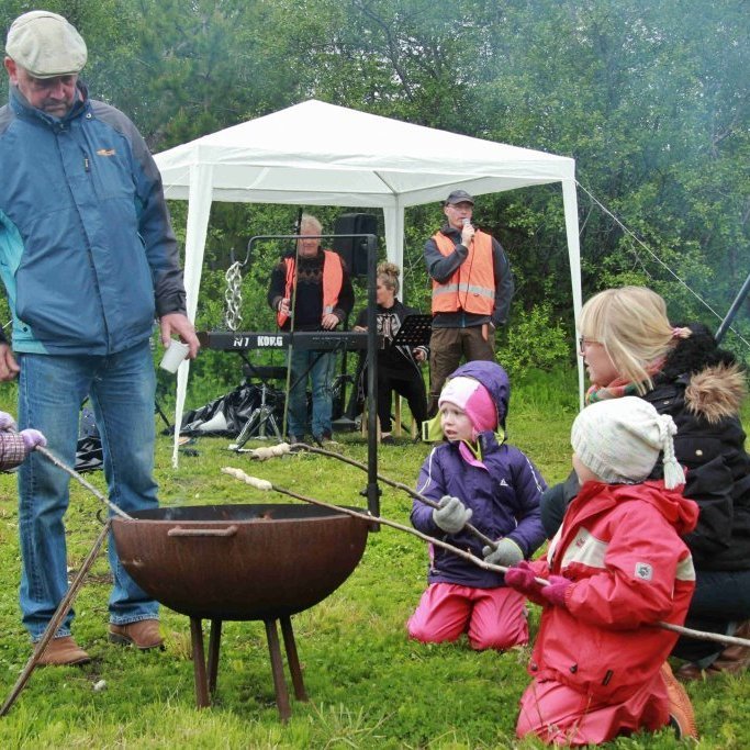 Pinnabrauð grillað á skógardegi í Vaglaskógi. Ljósmynd: Pétur Halldórsson