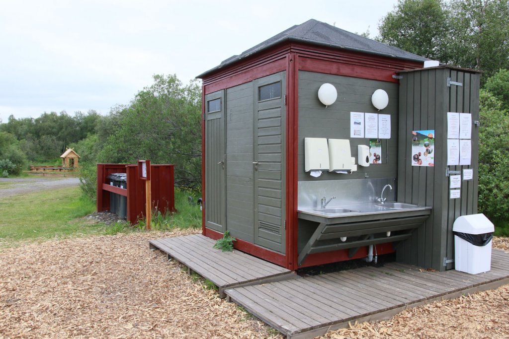 Þjónustuhús og sorpflokkun á tjaldsvæði í Vaglaskógi. Ljósmynd: Pétur Halldórsson