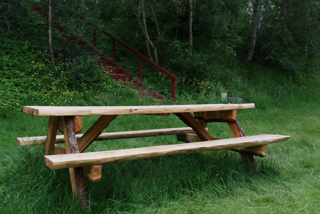 Timbur úr skóginum er notað í nytjahluti eins og þetta fallega útiborð. Ljósmynd: Pétur Halldórsson