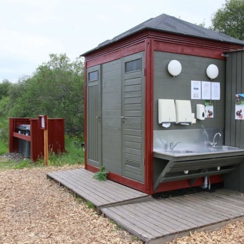 Þjónustuhús og sorpflokkun á tjaldsvæði í Vaglaskógi. Ljósmynd: Pétur Halldórsson