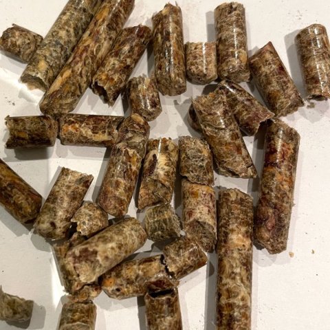 Viðarperlur eða viðarkögglar úr hreinu íslensku lerki. Ljósmynd: Tandrabretti