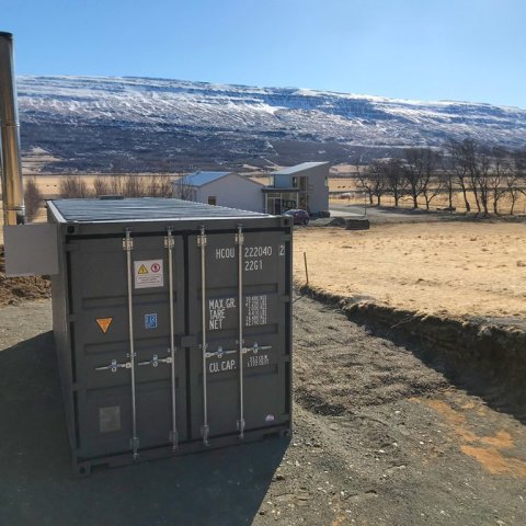 Viðarkyndistöðin og Végarður í baksýn. Ljósmynd: Tandrabretti