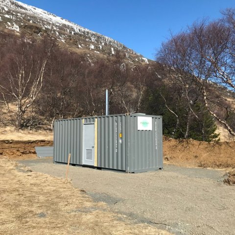 Viðarkyndistöð sem sér félagsheimilinu og hreppsskrifstofunum í Végarði Fljótsdal fyrir heitu vatni. Ljósmynd: Tandrabretti
