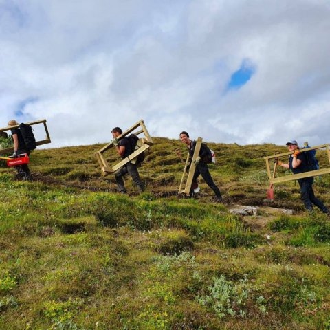 Gengið með forsmíðaðar tröppueiningar til uppsetningar á Valahnúki. Ljósmynd: Anna Mariager