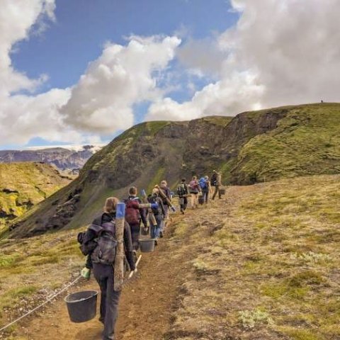 Gengið með efnivið og búnað upp á Morinsheiði. Ljósmynd: Isabel Cadec