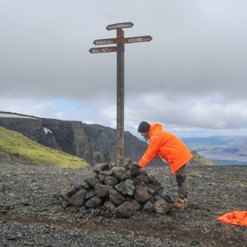 Dyttað að vegvísi á leiðinni á Fimmvörðuháls. Ljósmynd: Charles J. Goemans