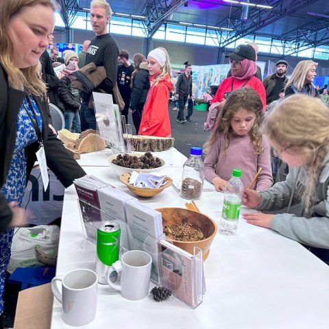 Börn spreyta sig á getrauninni hjá Brynju. Ljósmynd: Edda S. Oddsdóttir