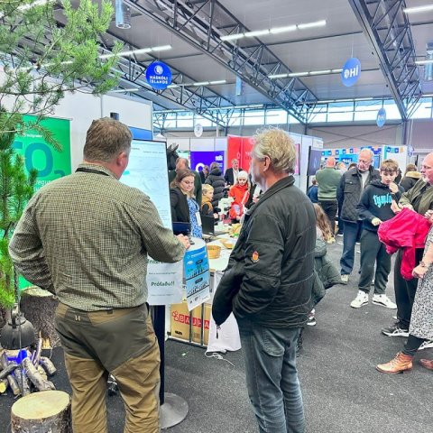 Fræðst um Skógarkolefnisreikni hjá Bjarka. Ljósmynd: Edda S. Oddsdóttir