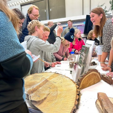 Helena hlær við gestunum. Ljósmynd: Edda S. Oddsdóttir