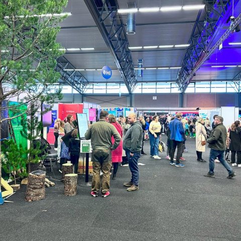 Líf og fjör við skógarbásinn. Ljósmynd: Edda S. Oddsdóttir