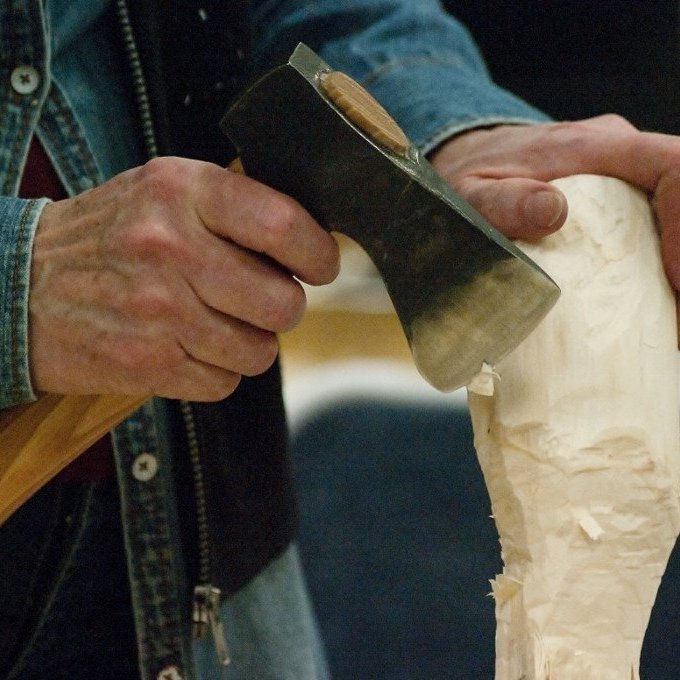 Að tálga með bitáhöldum er skapandi iðja. Hún vísar langt aftur í aldir og árþúsund.. Ljósmynd: Ólafur Oddsson