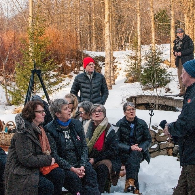 Fræðsla um skóg finnst mörgum áhugaverð. Hér fræðir Ólafur Oddsson fullorðna nemendur.. Ljósmynd: Ólafur Oddsson