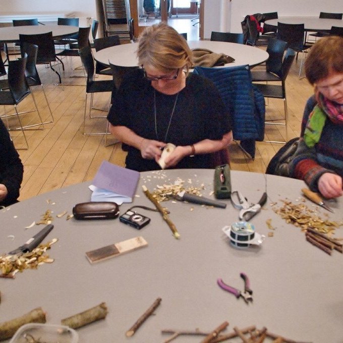 Áhugasamir nemendur reyna sig við öruggu hnífsbrögðin. Ljósmynd: Ólafur Oddsson