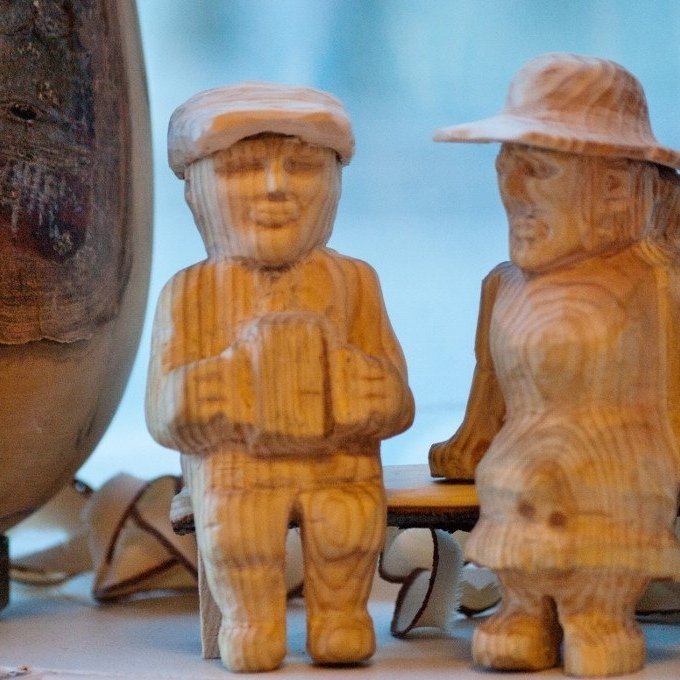 Minjagripir tálgaðir úr íslenskum viði eru vinsælir meðal nema og erlendra gesta.. Ljósmynd: Ólafur Oddsson