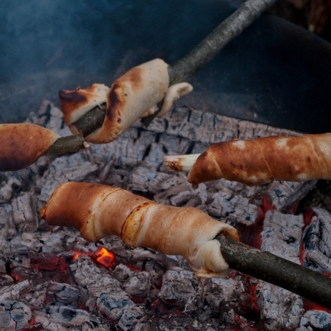 Skógarmenning verður til í skjóli skógarins. Hér er pinnabrauð bakað yfir glóðum.. Ljósmynd: Ólafur Oddsson