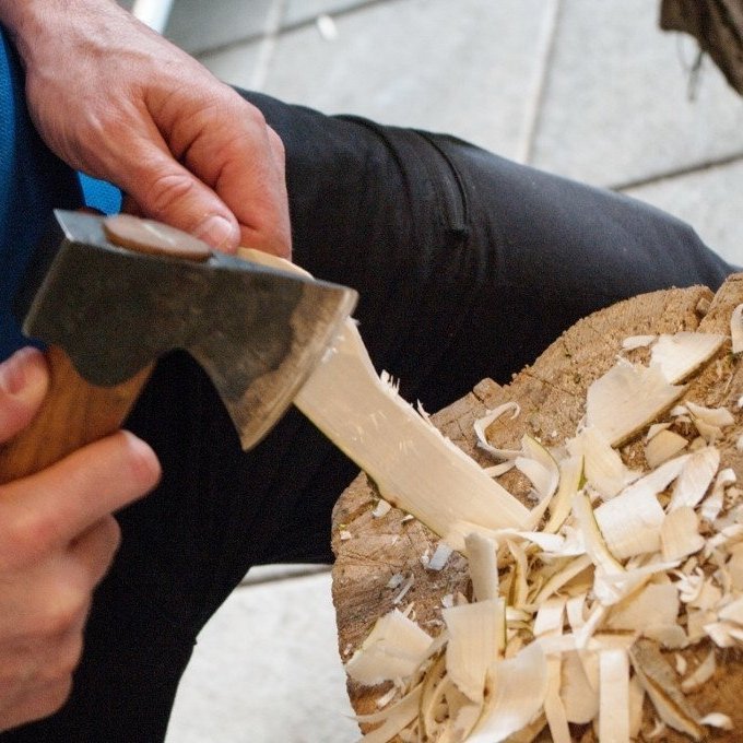 Smjörhnífur tálgaður með exi.. Ljósmynd: Ólafur Oddsson