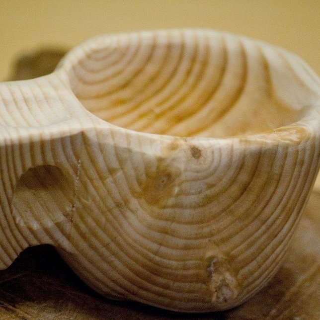 Tálguð útivistaráhöld  verða æ vinsælli. Gott er að hafa einn svona með sér í gönguferðirnar og láta hanga utan á bakpokanum til að svala þorstanum upp úr lækjum og ám á leiðinni.. Ljósmynd: Ólafur Oddsson