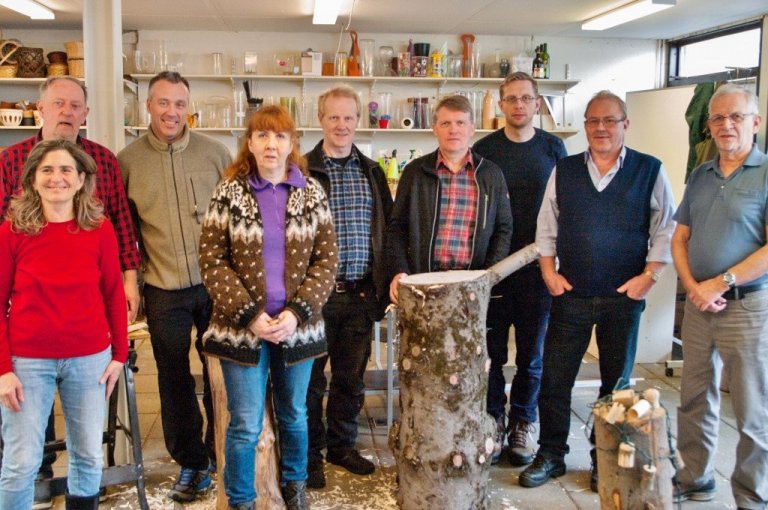 Tálgunarhópurinn á Reykjum ásamt leiðbeinundunum.