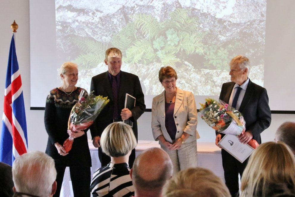 Við afhendinguna í móttökusal Veðurstofu Íslands í gær. Frá vinstri: Elisabeth Hauge, Björn Halldórs…