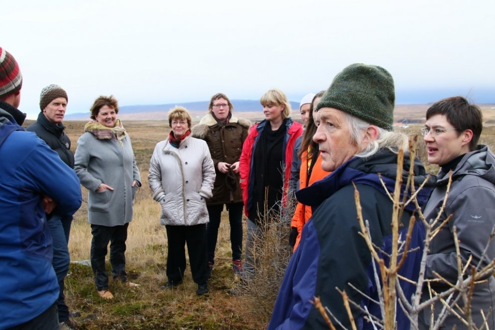 Friðrik og Henrike lengst til hægri segja frá skógrækt sinni þar sem þau hafa notast við kjötmjöl  í…
