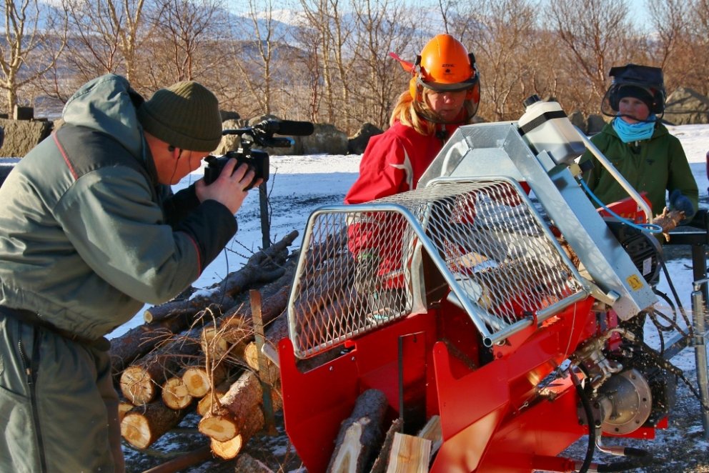 Hlynur Gauti Sigurðsson, skógræktarráðgjafi og kvikmyndagerðarmaður hjá Skógræktinni, myndar hér mæð…