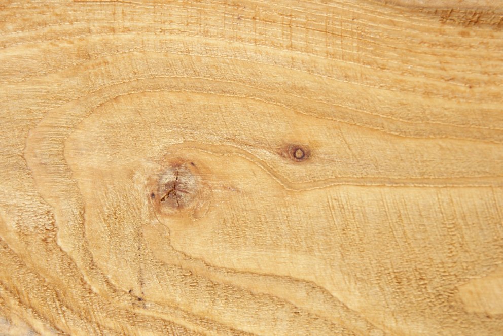 Flett borð úr íslenskum viði. Mikill ávinningur væri ef stytta mætti þurrktíma timburs um allt að þr…