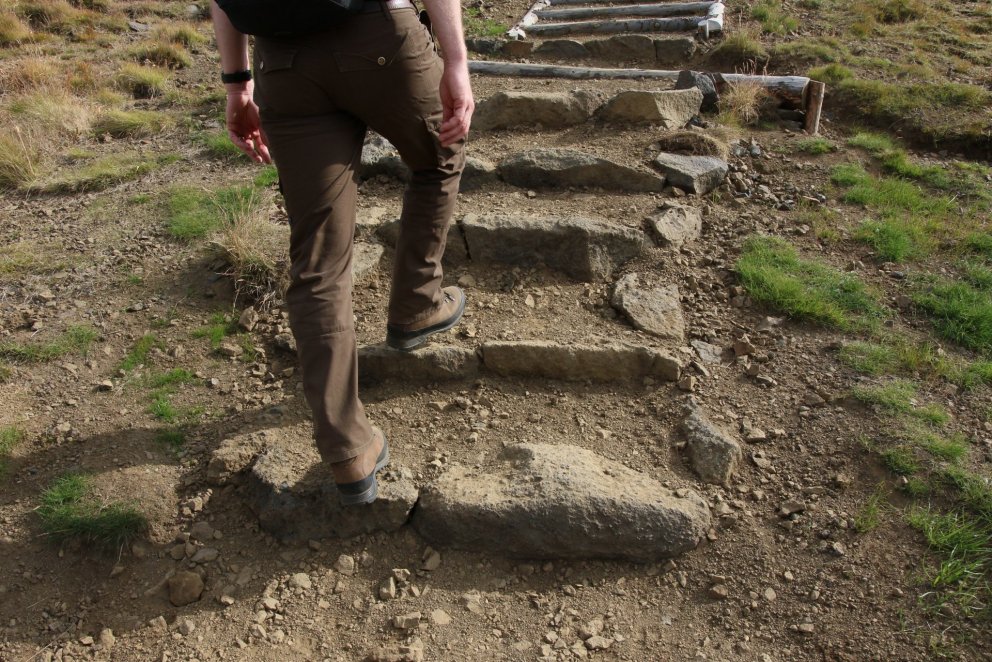 Efni úr umhverfinu má víða nota í mannvirki á ferðamannastöðum. Gott dæmi um það er notkun á grjóti …