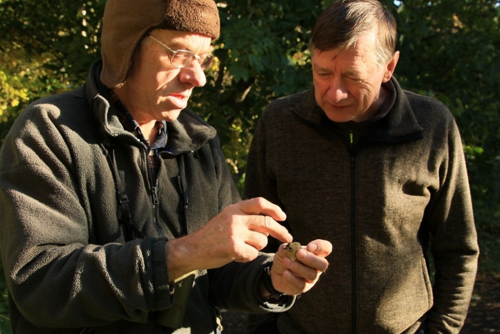 Sverrir Thorstensen við fuglamerkingar hjá Gömlu-Gróðrarstöðinni. Hér sýnir hann Hallgrími Indriðasy&hellip;