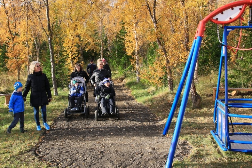 Eftirvæntingarfullir nemendur úr Giljaskóla koma til að reyna nýju hjólastólaróluna í Kjarnaskógi.