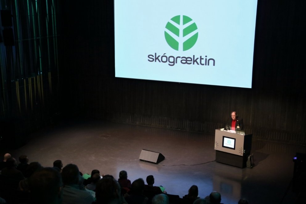 Þröstur Eysteinsson skógræktarstjóri flytur ávarp við upphaf Fagráðstefnu skógræktar í Hörpu. Einnig…