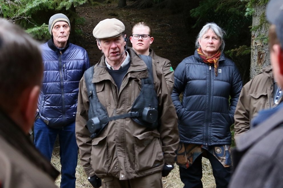 Hallgrímur fræðir starsfólk Skógræktarinnar um sögu Kjarnaskógar í rauðgrenireitnum þar sem fyrstu t…