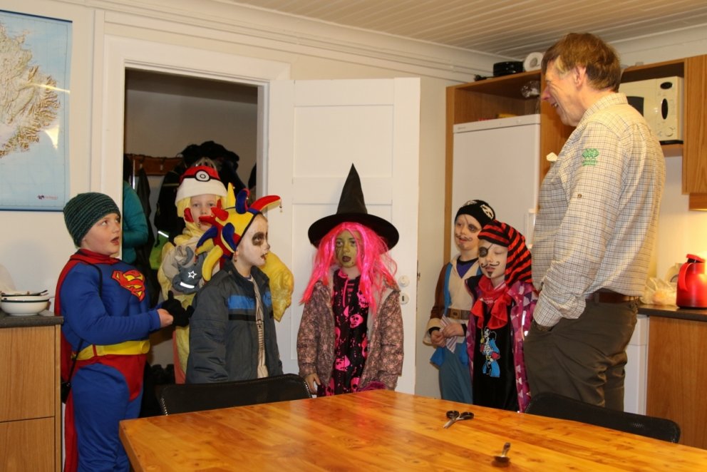 Hallgrímur Indriðason, skipulagsfulltrúi Skógræktar ríkisins, hlustar á eitt öskudagsliðanna syngja &hellip;