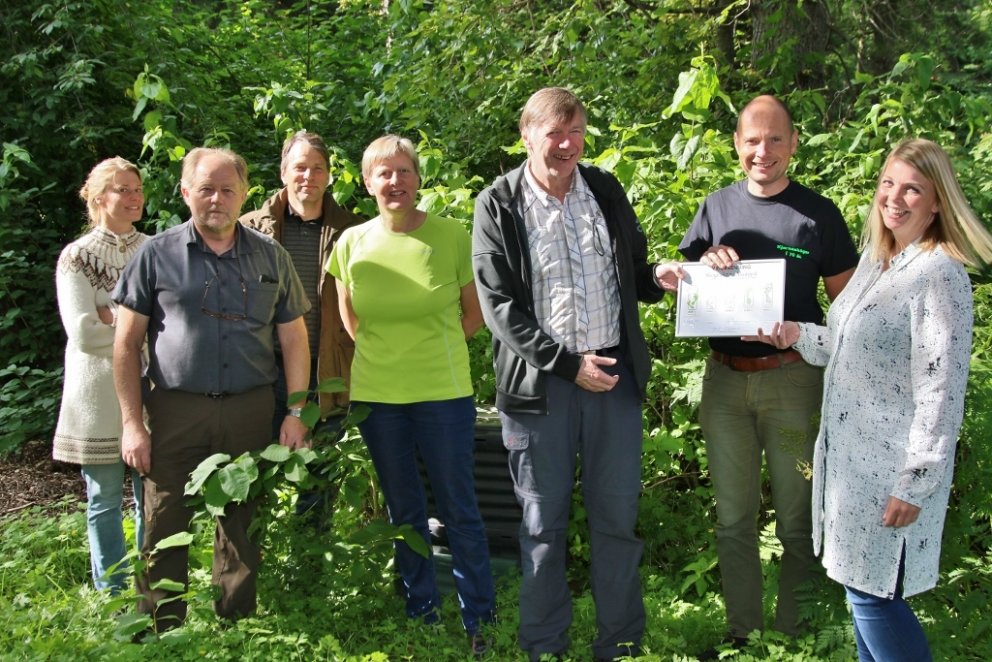 Fulltrúi Umhverfisstofnunar og skógræktarstjóri ásamt starfsfólki Akureyrarskrifstofu Skógræktarinna…