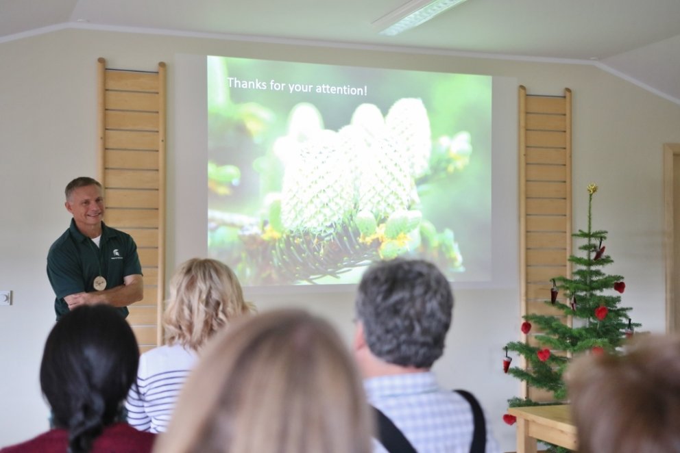Bert Cregg frá ríkisháskólanum í Michigan ræðir um áhrif tiltekinnar efnameðferðar á köngla- og spro…