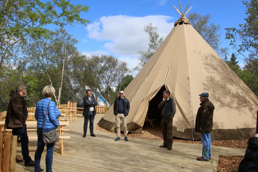 Þegar sögunarmylla Skógræktarinnar á Hallormsstað var skoðuð snæddi ráðherra hádegisverð í myndarleg…
