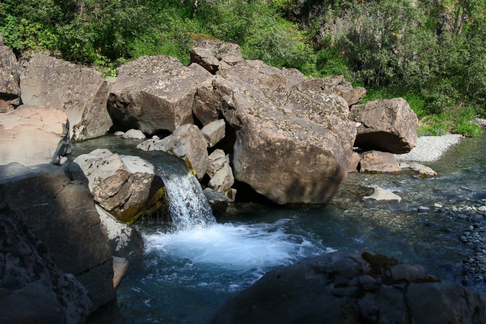 Skógur stuðlar að nægu framboði vatns og hreinleika þess. Þessi litli foss er í Bæjarstaðaskógi. Ljó…