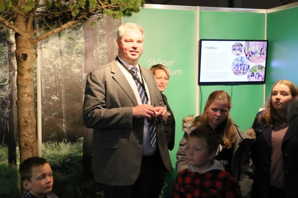 Sigurgeir Sindri Sigurgeirsson, formaður Bændasamtakanna, var einn fjölmargra sem heimsóttu bás Skóg…