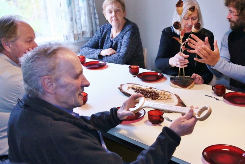 Steini með fasta lykilinn sem Hlynur í Miðhúsum skar út í birki.