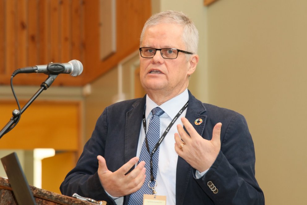 Halldór Þorgeirsson flytur inngangserindi sitt á Fagráðstefnu skógræktar á Hallormsstað. Ljósmynd: P…