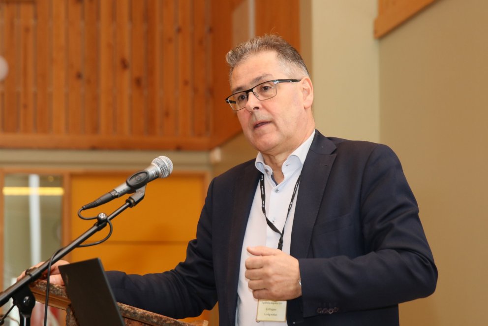 Árni Bragason landgræðslustjóri í ræðustól á Fagráðstefnu skógræktar sem Landgræðslan tekur þátt í a…