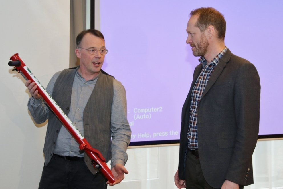 Jóhann Gísli Jóhannsson, formaður Landssamtaka skógareigenda, afhendir Guðmundi Inga Guðbrandssyni, …