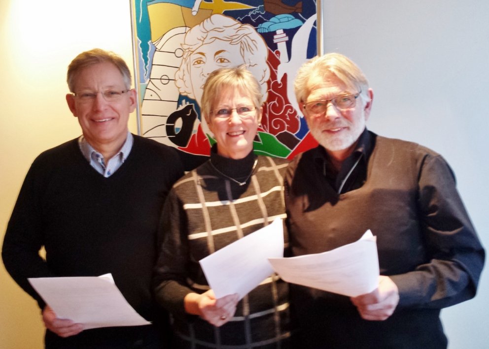 Með samninginn undirritaðan, frá vinstri: Magnús Gunnarsson, Þuríður Bachmann og Jón Loftsson.&hellip;