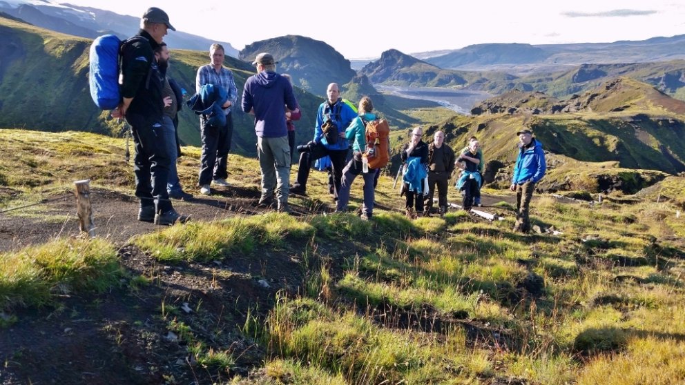 Hér hefur rofsárum verið lokað, vatnsrásum lokað og gróður af staðnum settur í þau svo náttúran gæti…