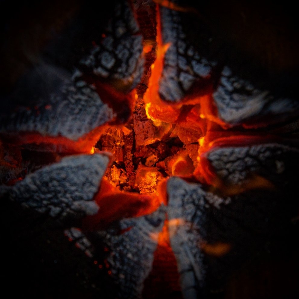 Þessa skemmtilegu mynd tók Jónas Reynir Helgason ofan í kyndil sem brann úti við á Vöglum.