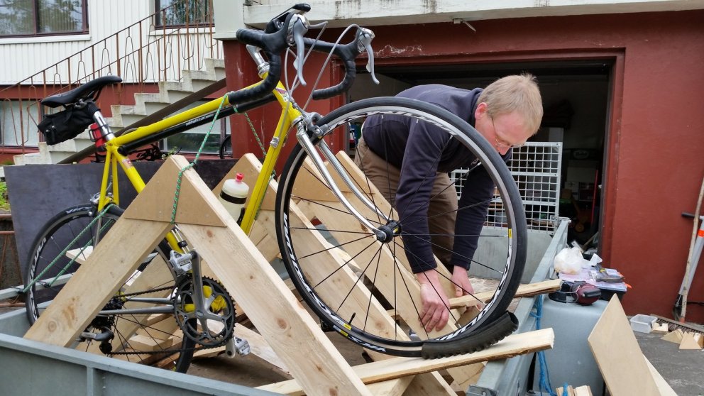 Hreinn Óskarsson, skógarvörður á Suðurlandi og einn liðsmaður hjólaliðs Skógræktarinnar, vinnur hér …